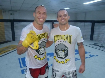 Dida (right) is a muay thai coach on Wand's (left) TUF team. Photo: Reproduction/Facebook