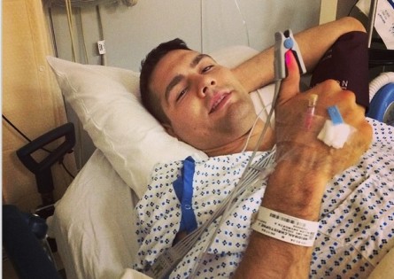 Ainda no hospital após cirurgia, Weidman faz sinal de positivo. Foto: Instagram/Reprodução