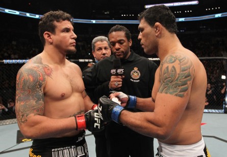 Minotauro (dir.) e F. Mir (esq.) em seu segundo encontro, em 2011. Foto: Josh Hedges/UFC