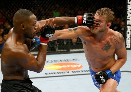 J. Jones (esq.) e A. Gustafsson (dir.) duelaram por 5 rounds no UFC 165. Foto: Josh Hedges/UFC