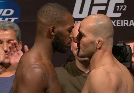 J. Jones (esq.) e G. Teixeira (dir.) na pesagem do UFC 172. Foto: YouTube/Reprodução