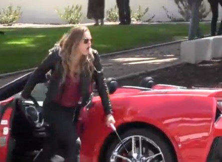 Em cena do filme, R. Rousey sai enfurecida e ataca carro. Foto: Reprodução/Youtube