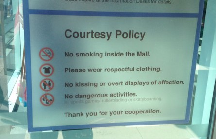 Cartaz em shopping de Abu Dhabi diz: são proibidas demonstrações públicas de afeto. Foto: Bruno Ferreira/SUPER LUTAS