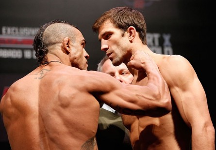 Rockhold (dir.) e Belfort (esq.) se enfrentaram em 2013, com vitória do brasileiro. Foto: Josh Hedges/UFC