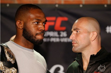 Jones (esq.) e Teixeira (dir.) lutam pelo título no UFC 172. Foto: Josh Hedges/Zuffa LLC