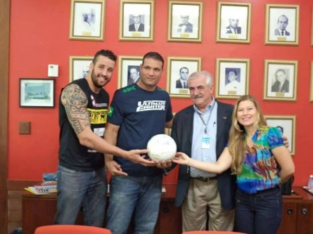 Montanha e Job (esq.) entregam a bola autografada ao INCA. Foto: Luciana Tavares/Divulgação