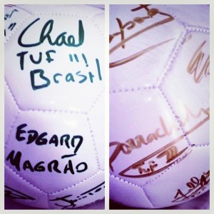Detalhe nos autógrafos da bola doada por Sonnen. Foto: Luciana Tavares/Acervo Pessoal