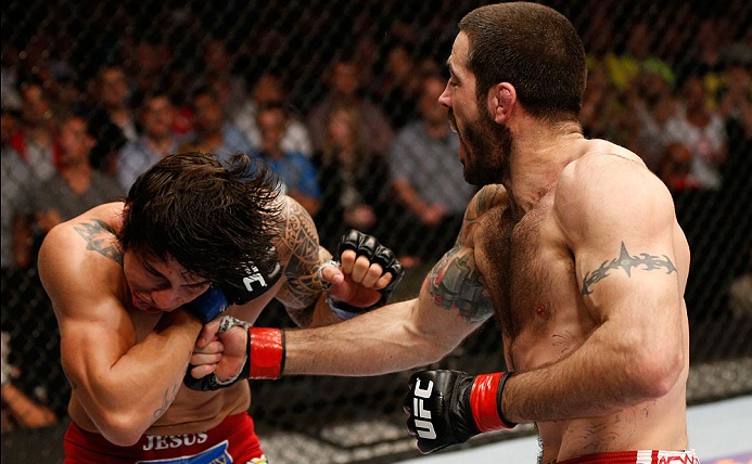 E. Silva (esq.) acabou levando a pior na trocação contra M. Brown (dir.). Foto: Josh Hedges/UFC