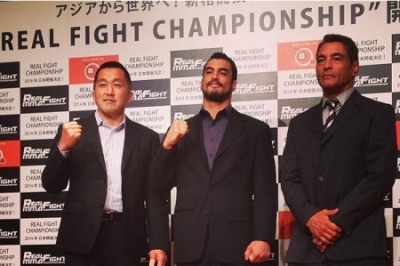Kron (centro) acertou com o Real Fighting Championships. Foto: Reprodução/Instagram