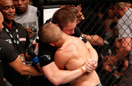 Ludwig (de preto) chora ao abraçar Dillashaw após vitória no UFC 173. Foto: Divulgação/UFC