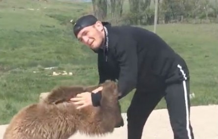 Nurmagomedov (foto) treina wrestling com urso. Foto: Reprodução/Instagram
