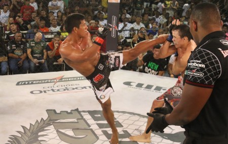 Paulinho Capoeira golpeia Ceará. Foto: Fred Pontes/Jungle Fight