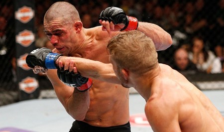 R. Barão (esq.) é golpeado por Dillashaw (dir.); brasileiro foi nocauteado no 5º round. Foto: Josh Hedges/UFC