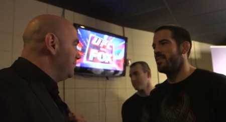 White (esq.) e Brown (dir.) conversam após UFC Fight Night 40. Foto: Reprodução/YouTube