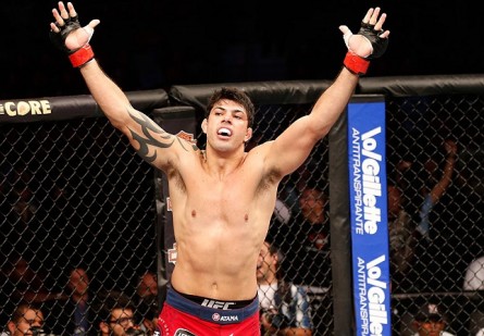 V. Andrade (foto) volta ao octógono no dia 26 de julho. Foto: Josh Hedges/UFC
