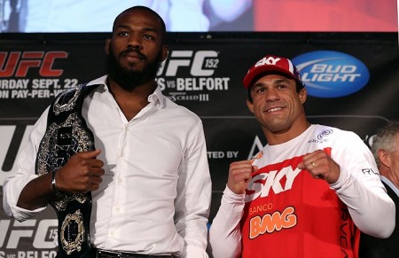 Jones (esq.) e Belfort (dir.)  se enfrentaram em 2012. Foto: Josh Hedges/UFC