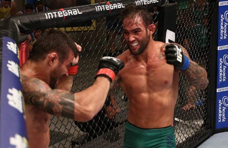 Bomba (dir.) foi eliminado nas quartas-de-final do TUF Brasil 3. Foto: Divulgação/UFC