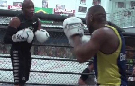 Spider (left) trains with Edelson Silva (right) at Team Nogueira. Photo: Reproduction/YouTube