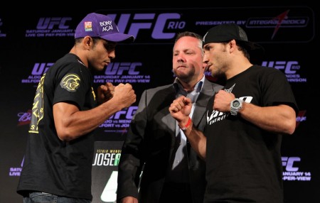J. Aldo (esq.) em encarada com C. Mendes (dir.) antes do primeiro encontro entre eles, em 2012. Foto: Josh Hedges/UFC