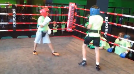 Davi Belfort (de capacete vermelho) faz sessão de boxe nos EUA. Foto: Reprodução/YouTube