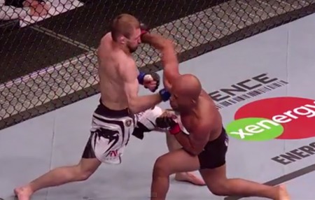 D. Johnson (dir.) acerta A. Bagautinov (esq.) na luta principal do UFC 174. Foto: Reprodução/YouTube
