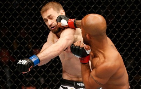 Bagautinov (detalhe azul na luva) foi derrotado por Johnson no UFC 174. Foto: Divulgação/UFC
