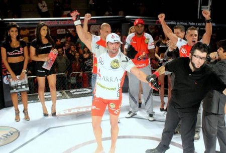 G. Coelho (foto) comemora vitória em retorno ao MMA. Foto: Lucas Carrano / SUPER LUTAS