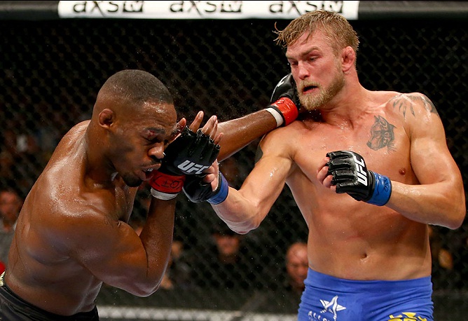 Primeiro duelo entre Jones (esq.) e Gustafsson (dir.) foi a "Luta do ano de 2013". Foto: Josh Hedges/UFC