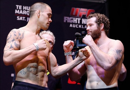 Te Huna (esq.) e Marquardt (dir.) fazem a luta principal do UFC Fight Night Auckland. Foto: Josh Hedges/UFC