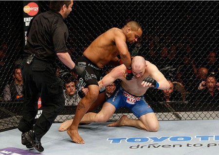 Cummins (de azul) e Cormier se enfrentaram no UFC 170. Foto: Divulgação/UFC