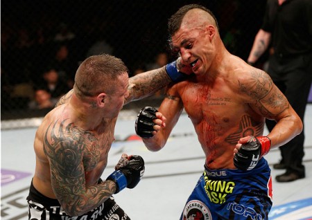 Pearson (esq.) foi derrotado por Sanchez (dir.) no UFC Fight Night 42. Foto: Josh Hedges/Zuffa LLC