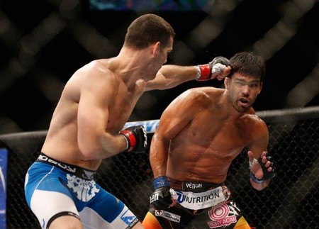 Weidman (esq.) conectou bons golpes em Machida (dir.) em pé. Foto: Divulgação/UFC