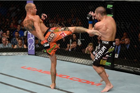 Cerrone (esq.) acerta Miller (dir.); Cowboy teve que nocautear duas vezes no UFC FN 45. Foto: Josh Hedges/UFC