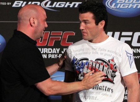 D. White (esq.) desfez a parceria do UFC com C. Sonnen (dir.) na TV norte-americana. Foto: Josh Hedges/UFC
