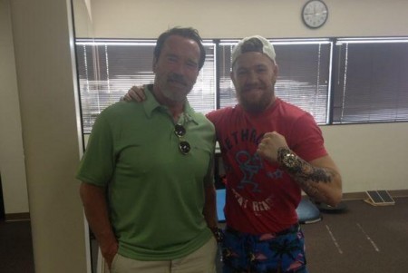 Schwarzenegger (esq.) e McGregor (dir.) em encontro registrado em 2013. Foto: Reprodução/Twitter