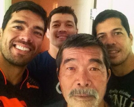 Lyoto (esq.) se reúne com a família antes da grande luta no UFC 175. Foto: Reprodução/Twitter