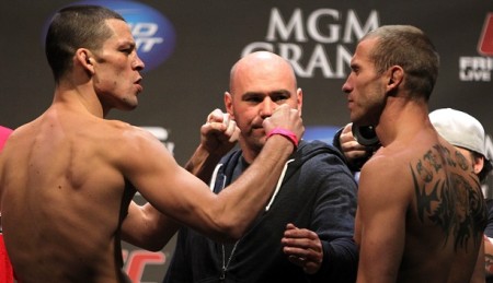 Dana (ao centro) observa encarada entre Nate (esq.) e Cerrone (dir.); duelo se estende para fora do octógono. Foto: Josh Hedges/UFC