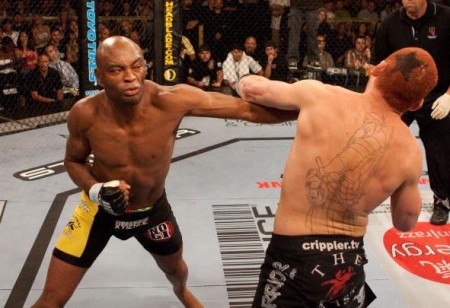 Anderson (esq.) acerta Leben (dir.); luta no UFN 5 durou pouco. Foto: Divulgação/UFC