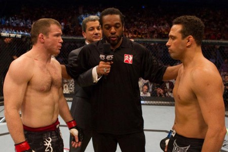 M. Hughes (esq.) e R. Gracie (dir.) antes do duelo no UFC 112. Foto: Divulgação