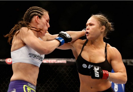 Rousey (dir.) precisou de apenas 16 segundos para derrotar Davis (esq.). Foto: Josh Hedges/UFC
