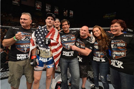 Longo (centro) está desconfortável com luta contra Belfort. Foto: Josh Hedges/UFC 