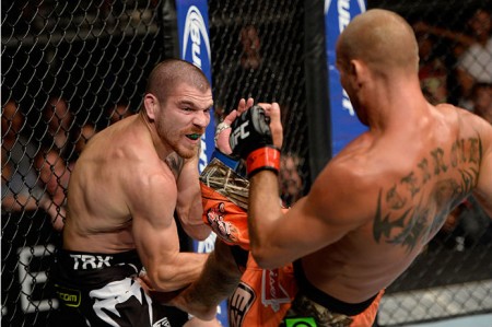 A derrota sofrida no UFC FN 45 custou caro para Miller (esq.). Foto: Jeff Bottari/Zuffa LLC