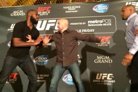 Jones e Cormier brigaram durante evento promocional do UFC em agosto. Foto: Reprodução