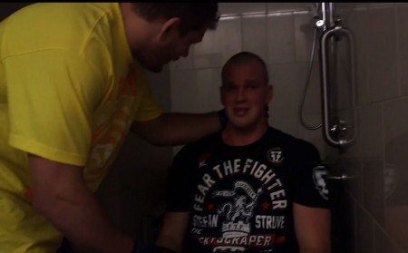 Mitrione (esq.) consola Struve (dir.) após cancelamento de luta no UFC 175. Foto: Reprodução/YouTube