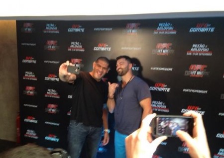 Selfie de Pezão e Arlovski durante promoção do UFC Brasília. Foto: Reprodução/Twitter