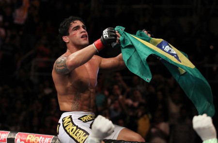 T. Tavares (foto) venceu a primeira como peso pena no UFC FN 47. Foto: Josh Hedges/UFC