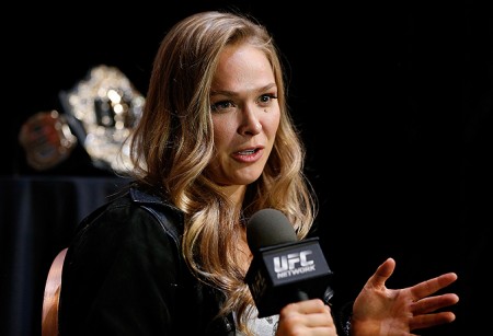 Ronda (foto) promete retorno 'assustador' ao UFC. Foto: Josh Hedges/Zuffa LLC