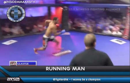 "Usain Bolt do MMA" corre antes de nocautear seu adversário. Foto: Reprodução/YouTube (AXSTV)