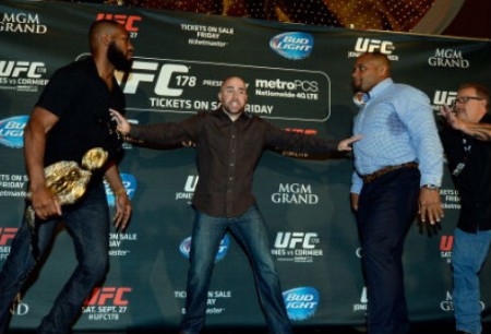 Jones (esq.) e Cormier (dir.) saíram na mão durante evento do UFC. Foto: Divulgação/UFC