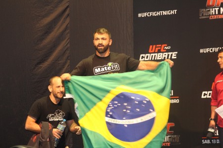 A. Arlovski (foto) exibe bandeira do Brasil durante a pesagem. Foto: Lucas Carrano/SUPER LUTAS